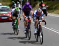 Drei Ausreißer setzen sich vom Peloton ab:  Eduardo Sepulveda (Lotto-Dstny), Ander Okamika (Burgos-BH) und David Gonzalez (Caja Rural)