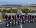Dans le peloton, les équipes de sprinters Alpecin-Deceuninck et dsm-firmenich mènent après