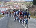 Dans le peloton, Soudal - Quick Step, Movistar et Ineos Grenadiers tentent de limiter l'écart avec le groupe de tête.