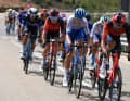 Finalement, 26 coureurs parviennent à se glisser dans le groupe du jour. Les deux professionnels Ineos-Grenadiers Filippo Ganna et Geraint Thomas en font partie.