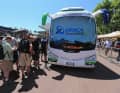 Auf der 1. Etappe stehen aber zunächst nicht die Fahrer im Mittelpunkt, sondern dieser Bus der Mannschaft Orica-GreenEdge