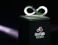 Auch die brandneue Trophäe beim Frauenrennen des Giro steht im Zeichen der Unendlichkeit