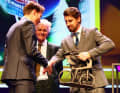 Philipsen bekommt die Trophäe aus den Händen von Peter Sagan