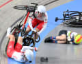 Cela fait aussi partie du jeu. Les Polonaises Daria Pikulik et Wiktoria Pikulik et la Britannique Elinor Barker (D) chutent lors de la course de madison des femmes lors de la cinquième journée des championnats d'Europe de cyclisme sur piste à Apeldoorn.