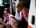 Waiting for the start. Simon Geschke (l.) and Oliver Knight from Cofidis quickly check their mobile phones.