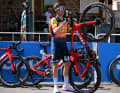 Maybe it's the weather forecast, because it's getting really hot again. Over 30 degrees are forecast. Juan Pedro Lopez Perez from Lidl-Trek tries to cool down with an ice waistcoat.