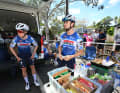 Jour de marché chez Soudal - Quick Step avant la 3ème étape ? Pas tout à fait. Gil Gelders et Antoine Huby s'approvisionnent en nourriture.