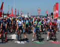 Clear the way for the second stage. The jersey wearers presented themselves at the front.