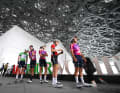 Im Louvre von Abu Dhabi präsentierten sich die Teams vor dem Start der letzten Etappe.