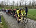 Das Team Visma | Lease a Bike sorgte für Nachführarbeit und führte eine 23-köpfige Gruppe an die Spitze