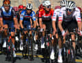 ... l'agitation se calme dans le peloton. Tout se remet en place ...