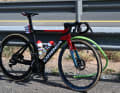 ... sa machine de course Orbea a été sérieusement endommagée dans la chute