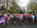 Los ging Omloop het Nieuwsblad 2024 in Gent. Lotte Kopcky (Mitte) war am heutigen Tag die Top-Favoritin