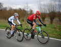 Il y a d'abord eu un groupe de tête de trois coureurs, qui a ensuite été rejoint par deux autres coureurs.