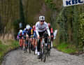 Im Peloton sorgte unter anderem das Team SD Worx für die Nachführarbeit, auch Lotte Kopecky zeigte sich an der Spitze des Hauptfeldes