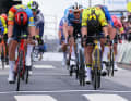 Puis le sprint a eu lieu. Pedersen (à gauche) manque d'une demi-longueur de vélo sur la ligne d'arrivée face au vainqueur du jour, Olav Kooij.