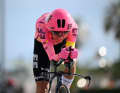 ... et le modèle de POC, ici chez EF Education EasyPost, sont remarquablement grands. Ils n'enfreignent certes pas le règlement de l'UCI. Mais la fédération internationale veut revoir les règles relatives aux casques.
