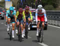 Une échappée de plusieurs coureurs s'est rapidement formée autour de Davide Bais (à droite).