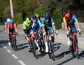 Peu après le sprint intermédiaire, les échappés ont été repris, plusieurs coureurs ont tenté leur chance sur un terrain ondulé.