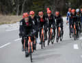 Dans le peloton, c'est l'équipe Ineos Grenadiers au grand complet qui a fait la course, ne laissant jamais l'échappée s'éloigner de plus de deux minutes.