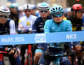 Gebremste Begeisterung am Start der 7. Etappe von Paris-Nizza. Zwar wurde die Etappe bereits auf 104 Kilometer verkürzt, aber Dauerregen und einstellige Temperaturen sorgten für wenig Freude.