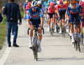In der Spitzengruppe war das Tempo hoch, so bekamen Fahrer wie Julian Alaphilippe Probleme und ließen sich zurück ins Peloton fallen