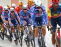 Im Hauptfeld machte unter anderen das Team Alepcin-Deceuninck das Tempo, das für ihren Top-Sprinter Jasper Philipsen fuhr
