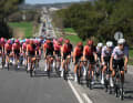 Für die Nachführarbeit war das UAE Team Emirates zur Stelle, das Peloton holte die Ausreißer frühzeitig ein