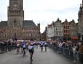 Los ging es beim Klassiker Brügge-De Panne 2024 auf dem Marktplatz Brügges