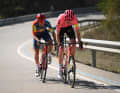 Zunächst bestimmten Hugh Carthy und Bauke Mollema die erste Hälfte der Etappe mit einem Ausreißversuch.