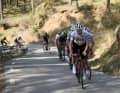 Siw wurden in der Anfahrt zuim Coll de Pradell (Categoria Especial) gestellt. Einen Berg später trat dann Pogacar aufs Tempo.