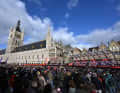 Am Rathaus in Ypern startete Gent-Wevelgem 2024.