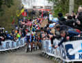 La poursuite a été organisée en premier lieu par Alpecin-Deceuninck, l'équipe de van der Poel a donné au maximum quatre minutes aux échappés.