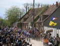 The peloton rolled back together and the Alpecin-Deceuninck team set the pace. As a result, the peloton split into several groups in the pavé sectors