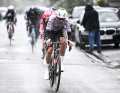 70 Kilometer vor dem Ziel werden die Ausreißer gestellt, das Peloton fliegt auseinander, viele Favoriten bekommen bereits Probleme