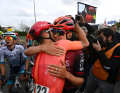 Thomas Pidcock feiert den Sieg beim Amstel Gold Race nach der Ziellinie.
