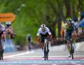The Colombian secured it with a stage win in the sprint against Maximilian Schachmann (r.) and Pogacar.
