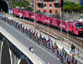Zunächst musste das Feld, begleitet vom Giro-Zug, eine vierköpfige Ausreißergruppe verfolgen.