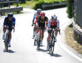 Eine zweite Gruppe mit (v.l.) Enzo Paleni, Andrea Pietrobron, Michael Valgren und Benjamin Thomas löste sich nach einem Zwischensprint etwa 80 Kilometer vor dem Ziel.