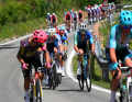 Après que personne n'ait pu se détacher sur la partie plate, les attaques ont continué dans la première côte de huit kilomètres. Alaphilippe était à nouveau de la partie et a réussi à grappiller quelques secondes avec Aurelien Paret-Peintre et Filippo Fiorelli. Les attaques ont commencé dès le début de la journée. Julian Alaphilippe faisait partie des attaquants précoces, mais il a été repris ici, tout comme Danny van Poppel et Fernando Gaviria.