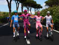 Au début de la 21e étape du Giro d'Italia 2024, quelques équipes et coureurs ont pu se présenter. C'est le cas des vainqueurs des différents classements : Giulio Pellizzari, Jonathan Milan, Tadej Pogacar et Antonio Tiberi (de gauche à droite)