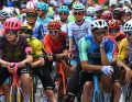 Mit gewollter Verspätung startete das Peloton in die 19. Etappe. Aus Angst, die Fahrer könnten zu früh im Ziel sein, schickten die Organisatoren das Feld erst eine Viertelstunde nach dem Plan los.