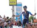 Derek Gee célèbre la victoire du jour dans la 3e étape.