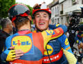 Mads Pdersen célèbre la victoire avec ses coéquipiers.