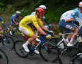 The pace in the race was high. Many riders dropped back, including the man in the yellow jersey: Mads Pedersen