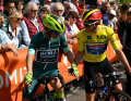 Bei der 5. Etappe des Criterium du Dauphine 2024 durfte Remco Evenpoel (rechts) erstmalig das Trikot des Gesamtführenden tragen