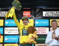Mit dem Tagessieg übernahm Primoz Roglic auch das Gelbe Trikot.