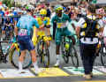 Noch am Vortag hatte Mark Cavendish mit seinem Etappensieg Tour-Geschichte geschrieben. Er schlägt vor der Etappe mit Biniam Girmay ein