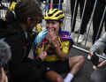 The Polish rider saves a lead of four seconds in Alpe d'Huez and can hardly believe it herself