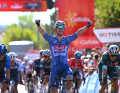 Kaden Groves célèbre la victoire du jour dans la deuxième étape.